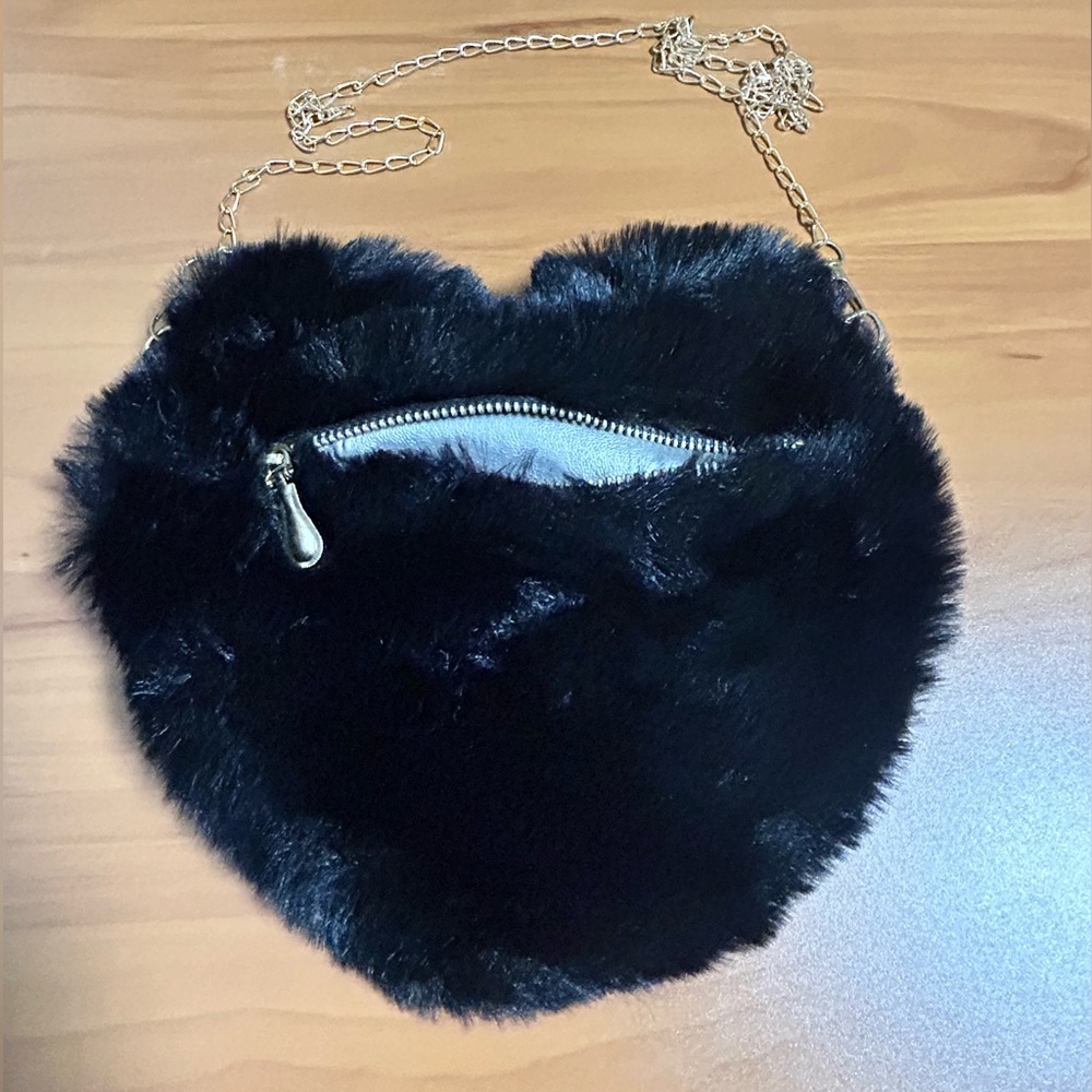 Black Faux Fur Heart Purse w/ Gold Chain Strap – Y2K Glam